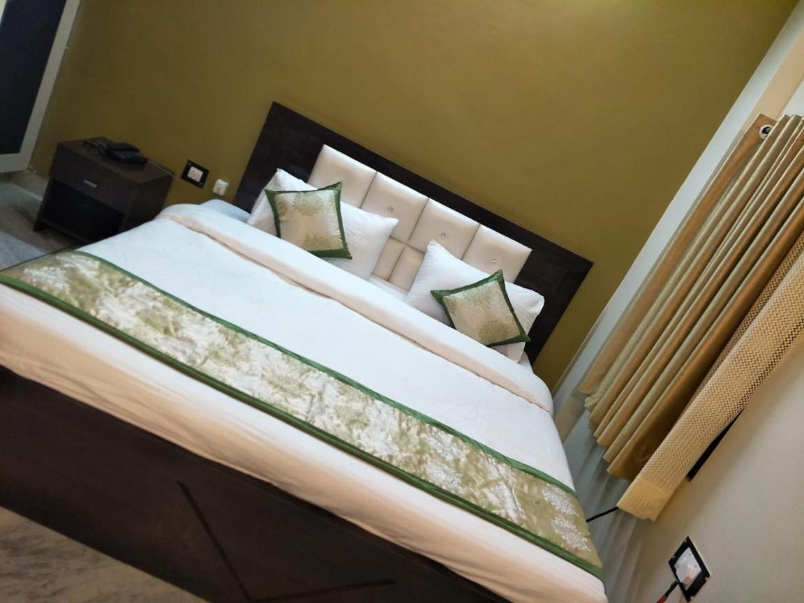 Surabhi Garden Inn Лакнау Екстериор снимка
